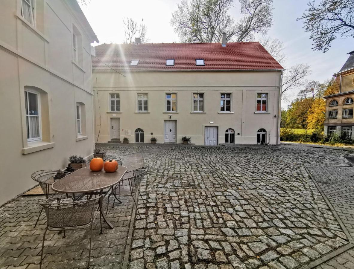 Palac I Folwark Brzeznica Brzeznica  Exterior foto